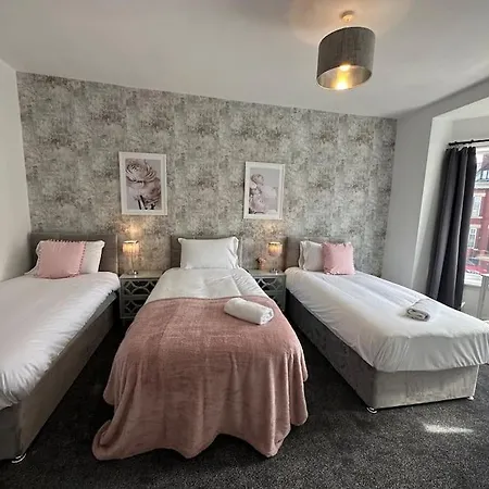 Large Five Bedroom Home With Parking, Sleeps 11!-2