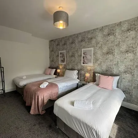 Large Five Bedroom Home With Parking, Sleeps 11!-3